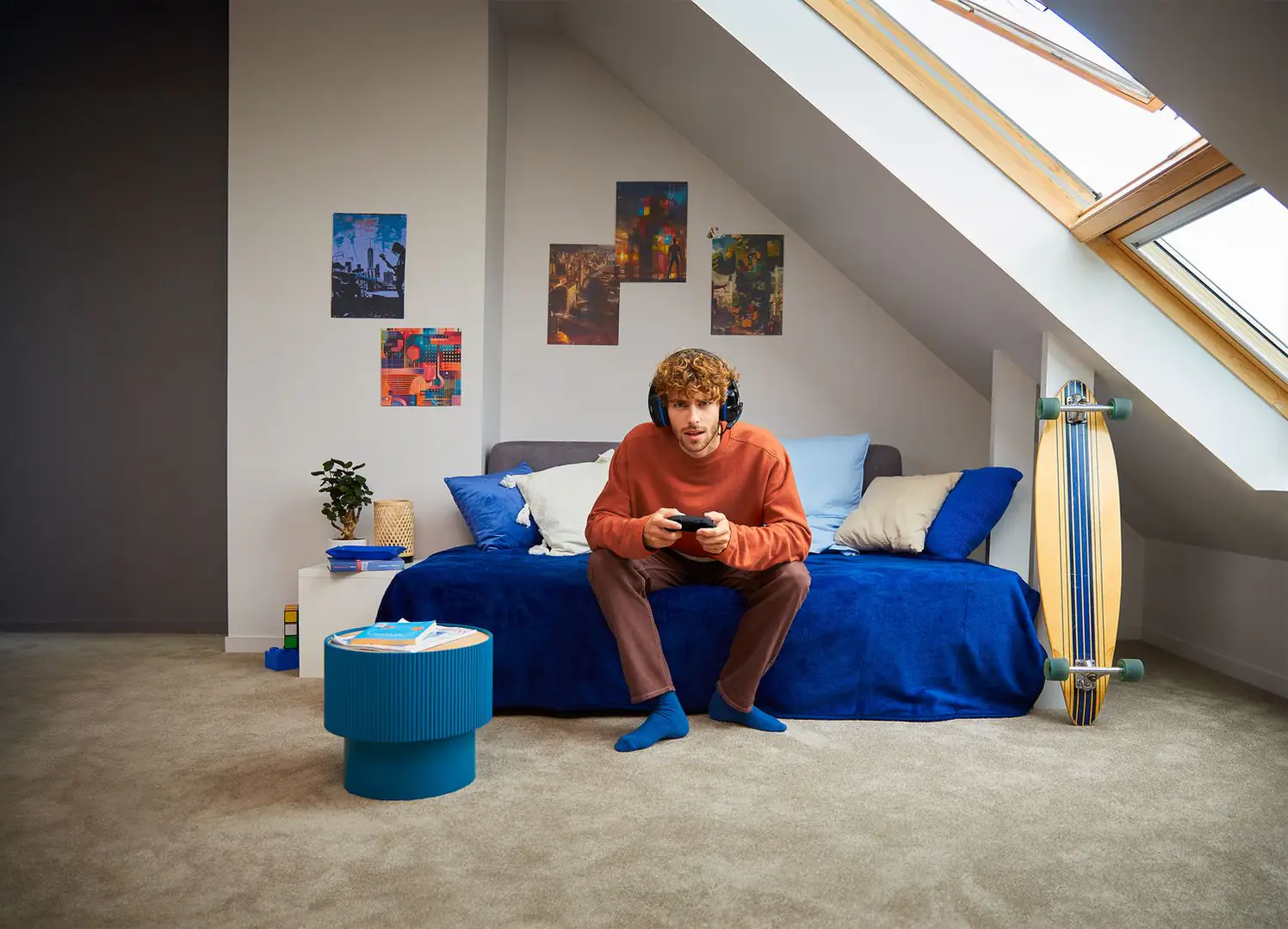 joueur, homme, casque, manette, chambre, lit, velux, longboard, orange, bleu, console, détente, grenier, affiche, tapis, jeune, intérieur