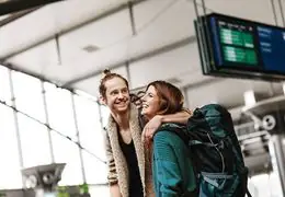 couple, voyage, gare, sac à dos, sourire, femme, homme, intérieur, écran, attente, bonheur, pull, cheveux, barbe, colonne, affection, bleu, vert
