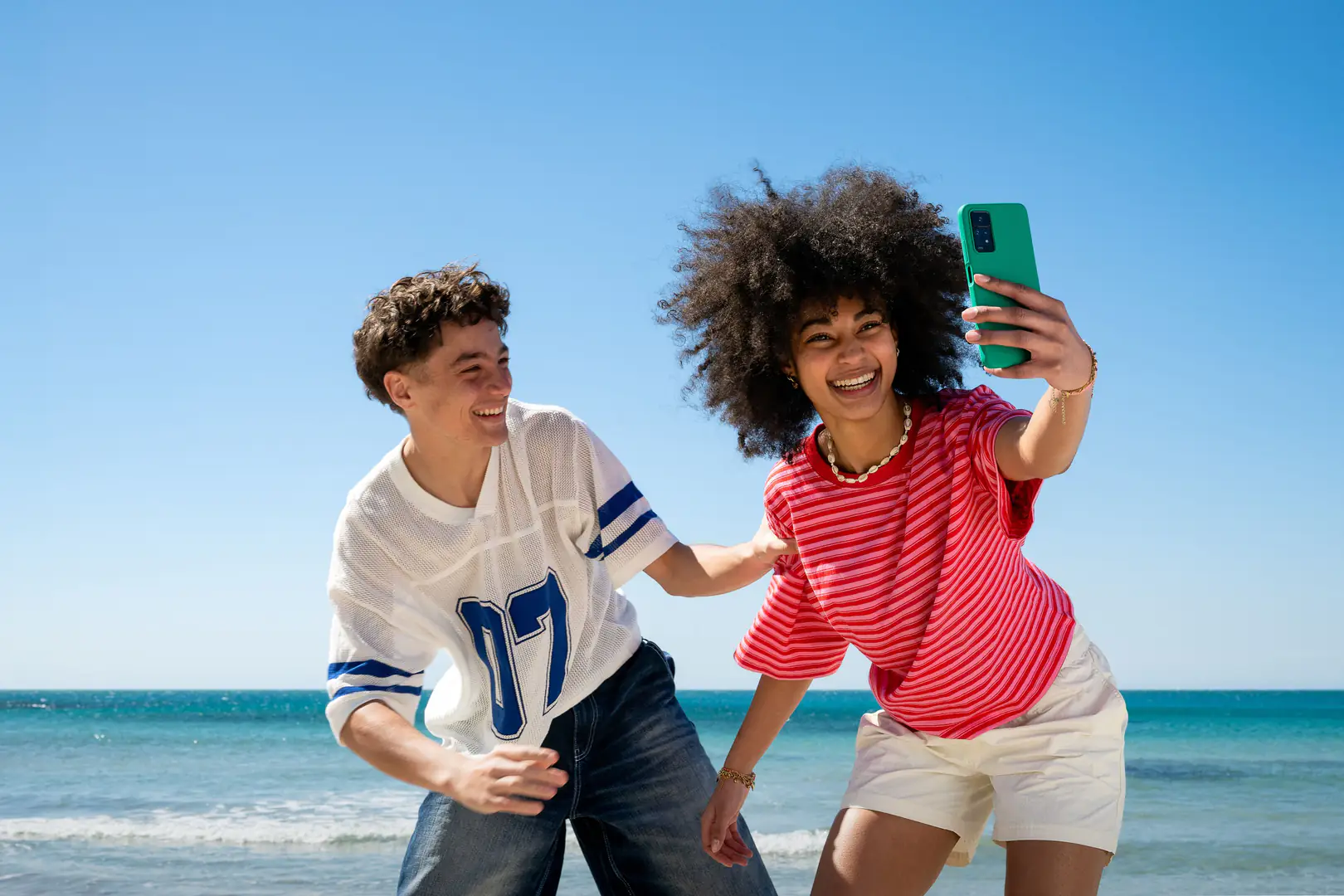 selfie, plage, jeune, sourire, mer, été, heureux, smartphone, extérieur, bleu, adolescent, joie, rire, t-shirt, décontracté
