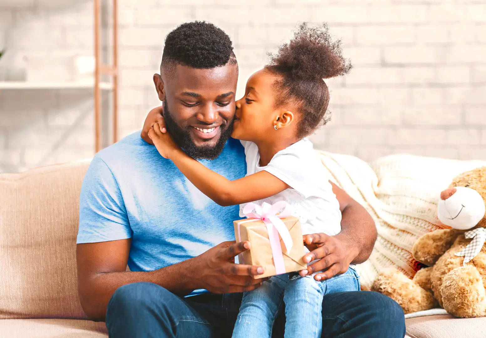 père, fille, amour, cadeau, tendresse, bonheur, embrasser, famille, joie, intérieur, canapé, nounours, célébration, bleu, marron, rose, parent, enfant
