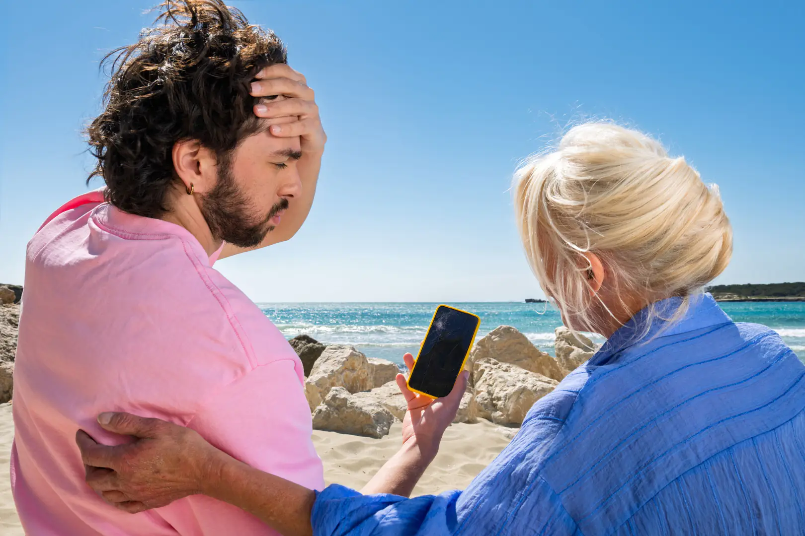 téléphone, cassé, écran, plage, homme, femme, inquiétude, stress, mer, soutien, sable, rocher, bleu, rose, été