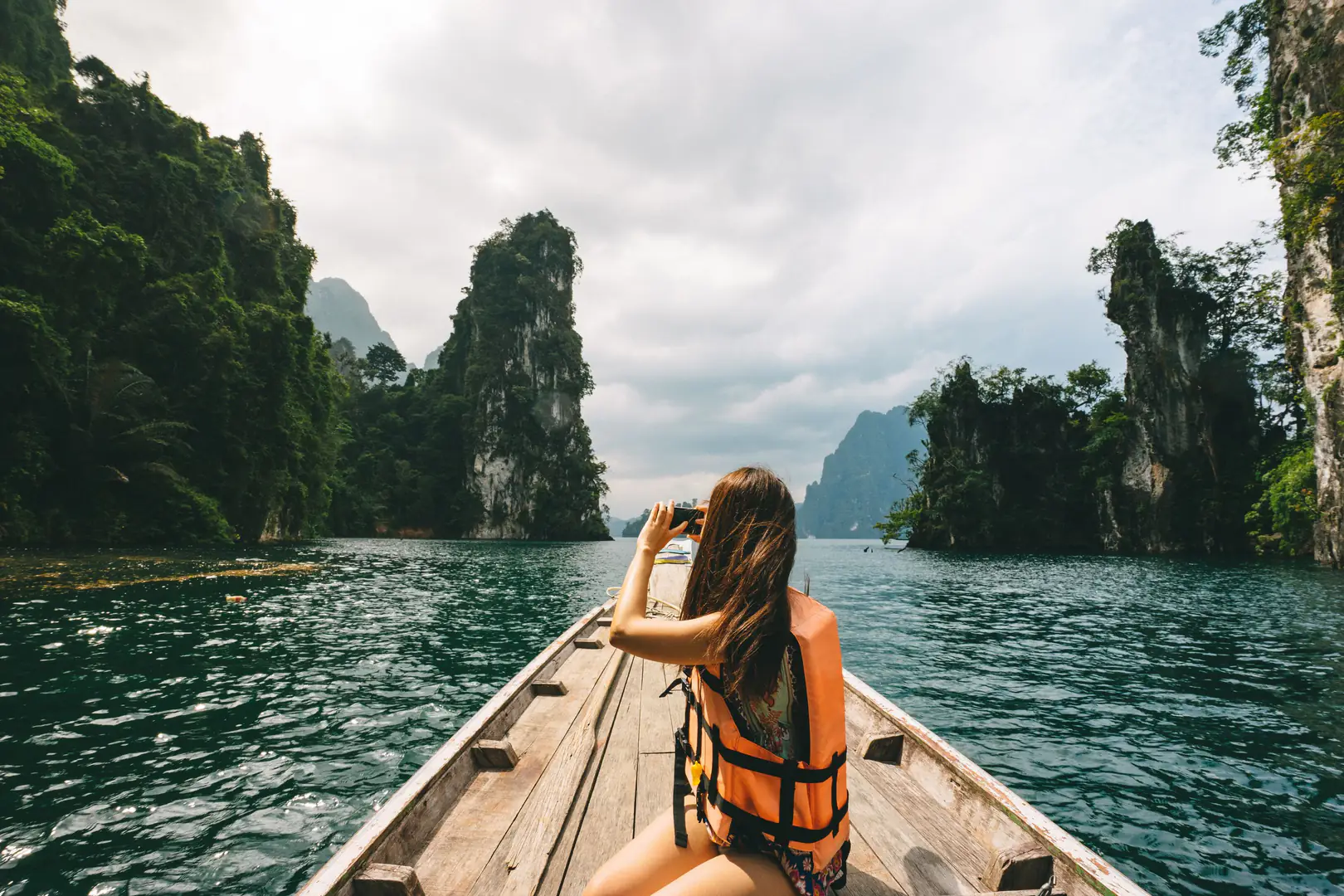 femme, bateau, montagne, lac, voyage, nature, photographie, gilet, vert, rocher, paysage, extérieur, exploration, tropical, eau, ciel, nuage, bois, orange