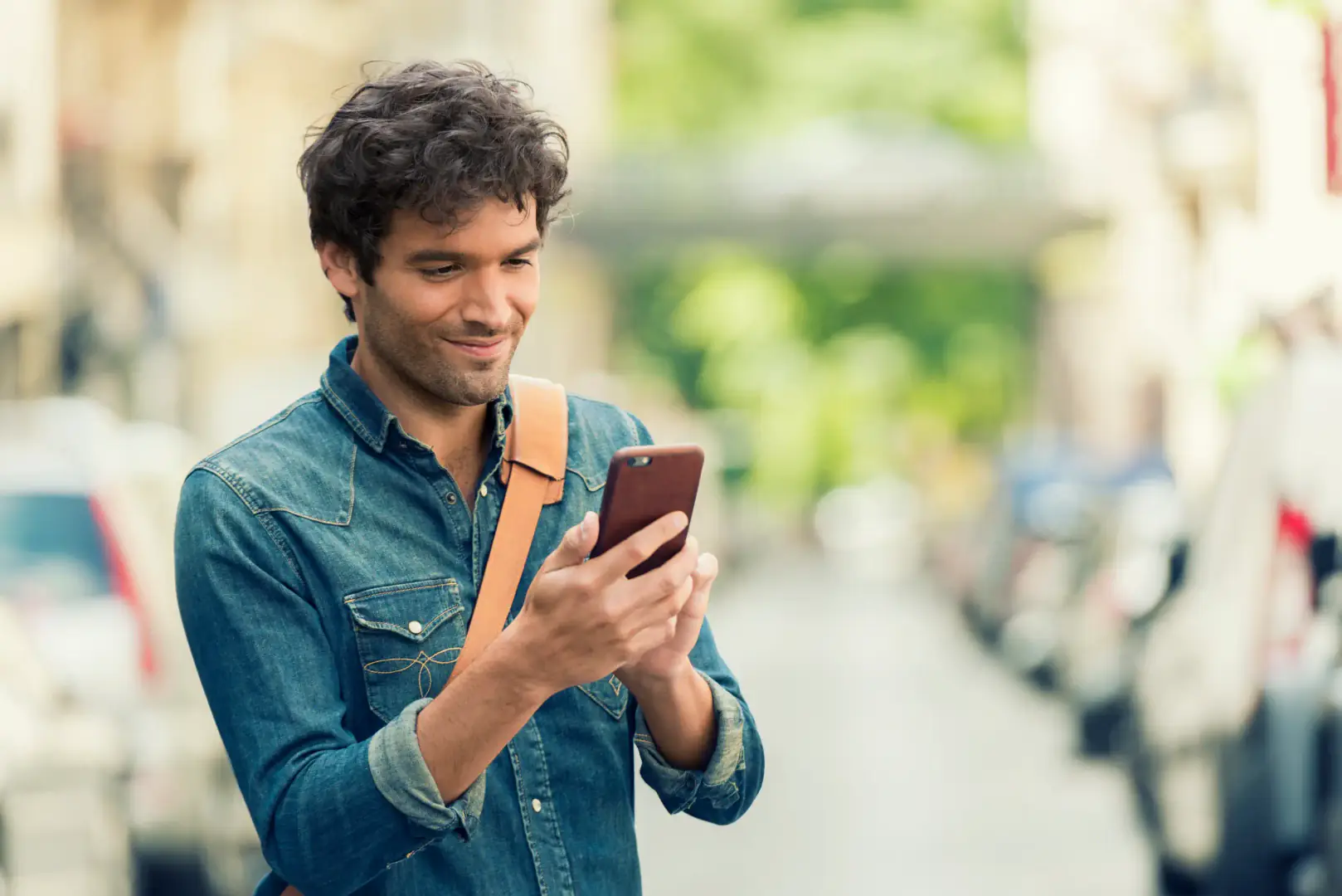 homme, smartphone, rue, sourire, chemise, jean, décontracté, extérieur, urbain, technologie, jeune, communication, message, bleu, bandoulière