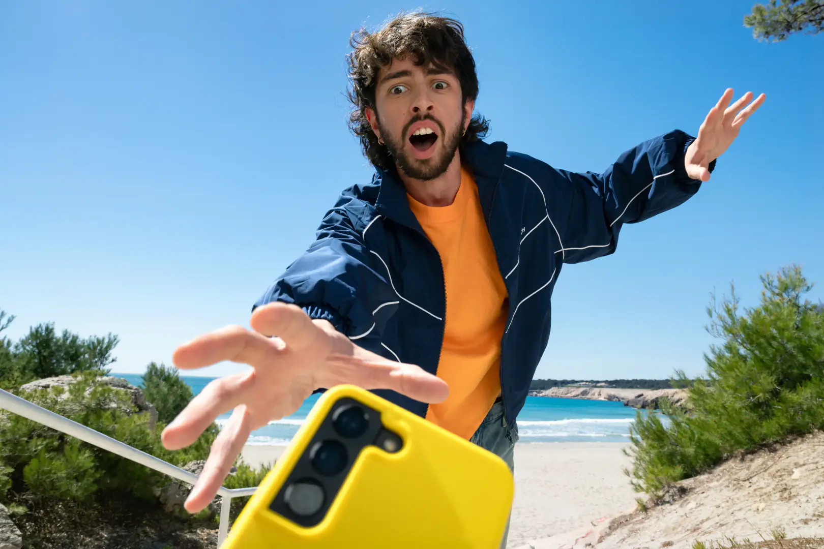 homme, surprise, téléphone, chute, plage, mer, bleu, jaune, orange, extérieur, été, panique, mouvement, rattraper, veste, sable, ciel, verdure