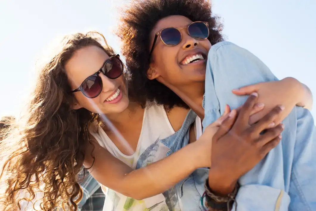 amies, sourire, joie, câlin, extérieur, lunettes, été, jeunesse, bonheur, rire, complicité, cheveux, denim, ensoleillé, bracelet, diversité