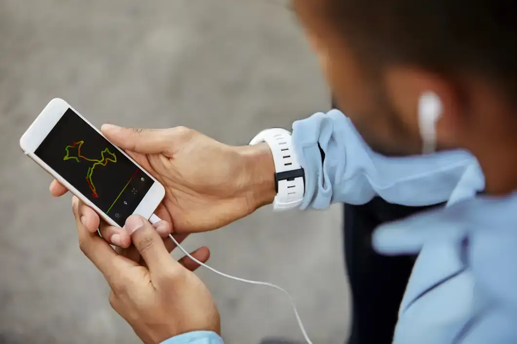 homme, smartphone, main, écouteur, montre connectée, application, sport, donnée, musique, bleu, blanc, noir, câble, extérieur, graphique