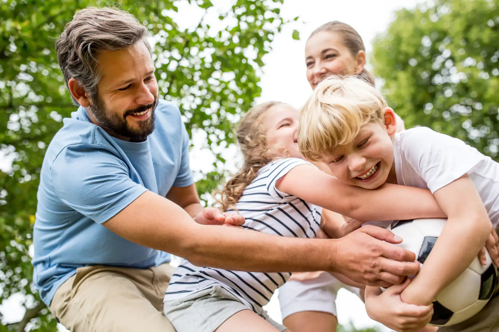 famille, enfant, parent, football, jeu, rire, bonheur, extérieur, nature, vert, garçon, fille, homme, femme, été