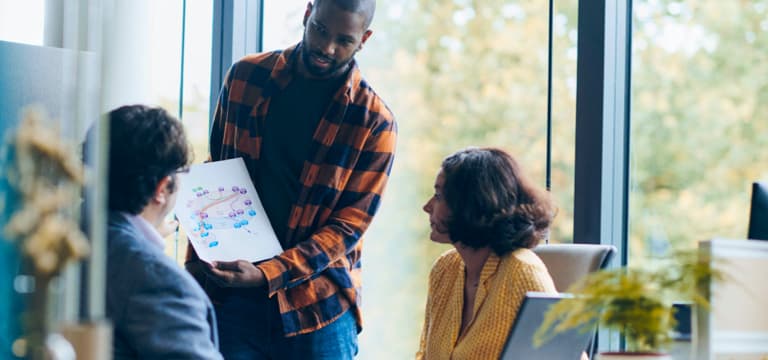 Homme présentant son travail à ses collaborateurs professionnels