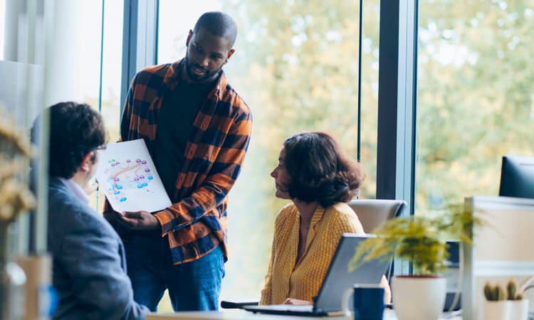 Homme présentant son travail à ses collaborateurs professionnels