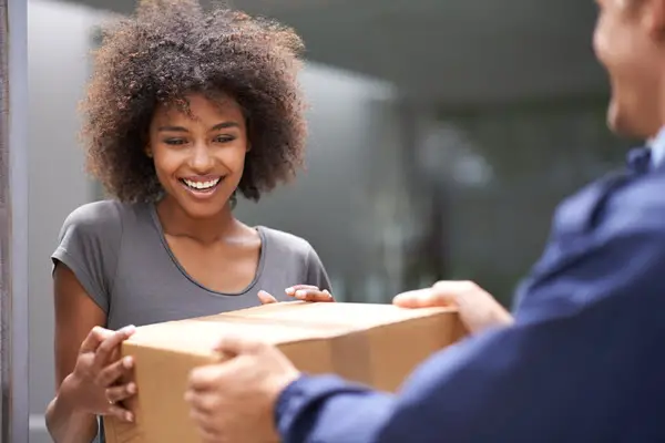 Jeune femme recevant la fibre dans son nouveau logement