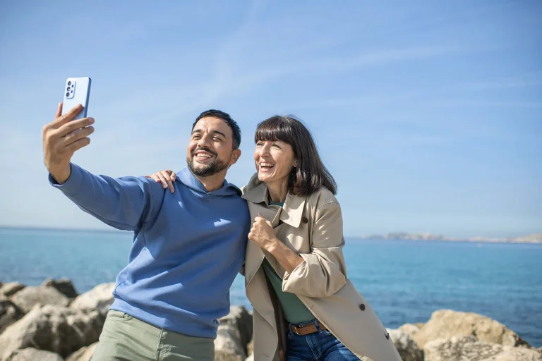 Couple se prenant en photo avec leur smartphone