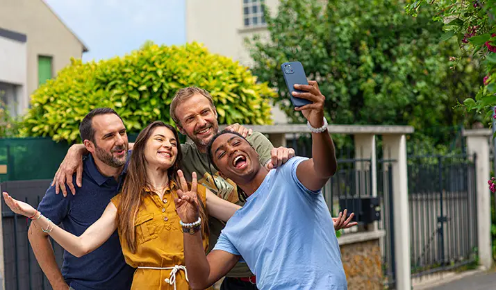 Groupe d’amis profitant du réseau Bouygues Telecom