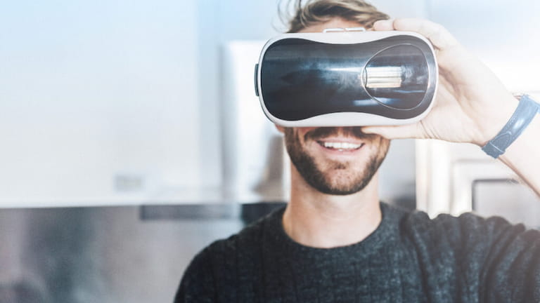 Homme avec casque de réalité virtuelle