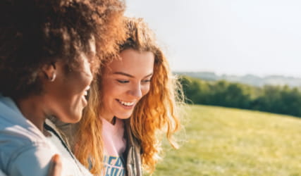 Deux jeunes femmes rigolant