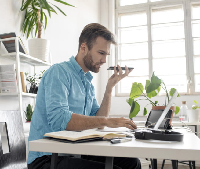 Visuel homme assis a son bureau – Bouygues Telecom