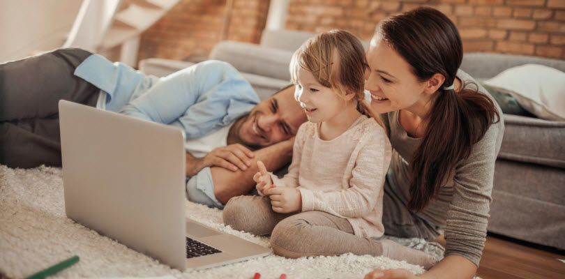 Visuel famille heureuse devant ordinateur - Bouygues Telecom