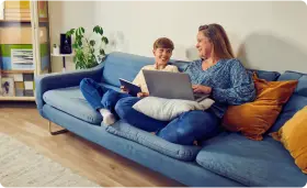 Femme et son fils profitent du WiFi