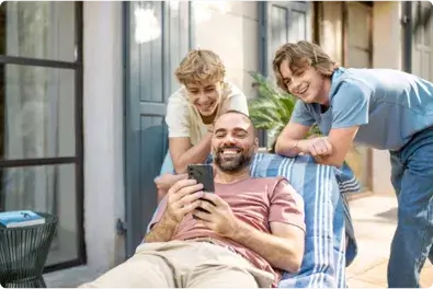 Homme montre l’application B.tv à ses deux fils