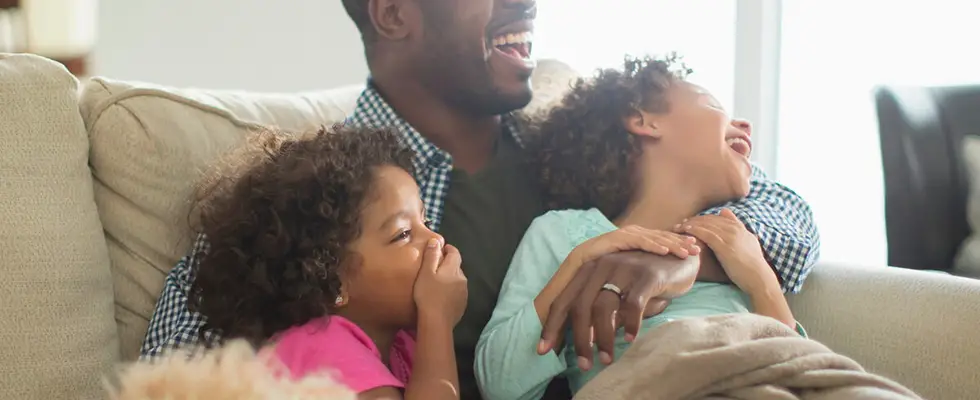 Famille passant un bon moment devant leur TV