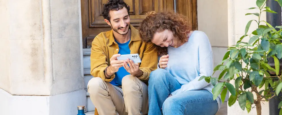 Couple devant leur smartphone