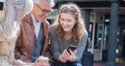 Ado et son père devant leur smartphone, tous les deux sourient