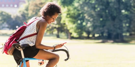 Visuel jeune femme a velo - Bouygues Telecom