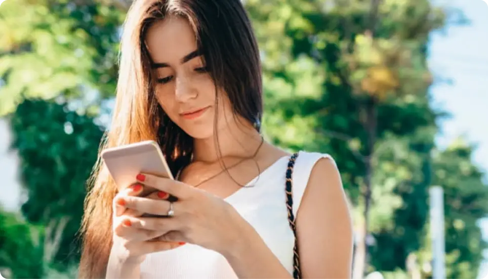 Jeune femme concentrée sur son smartphone