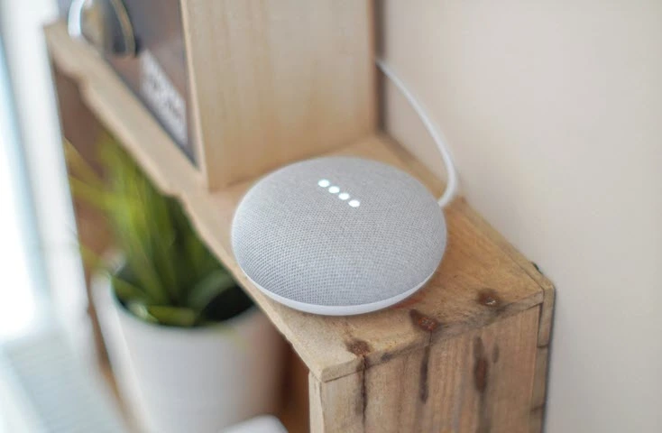 Google Home Mini : le petit assistant vocal qui a tout d’un grand