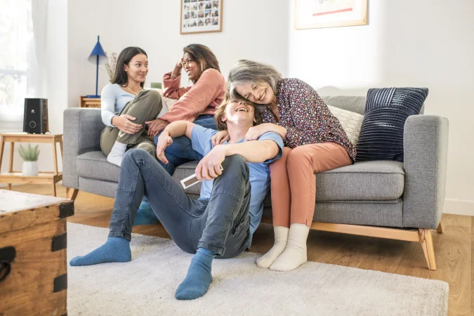 Image de famille qui regarde la TV avec la Bbox - Bouygues Telecom