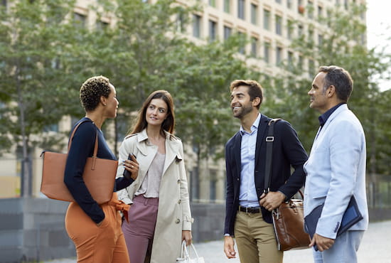 Groupe de professionnels en train de dialoguer