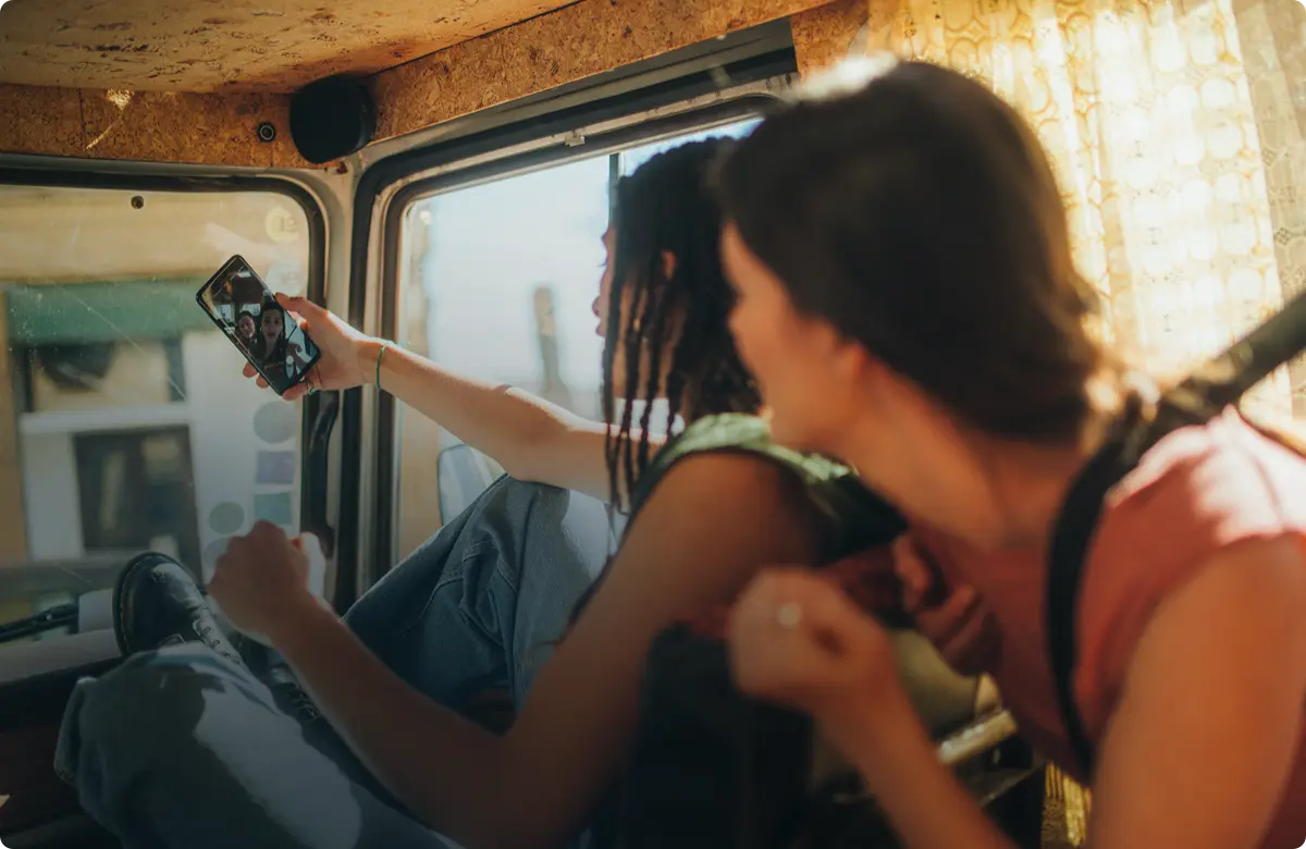 Deux amies faisant un selfie avec leur téléphone