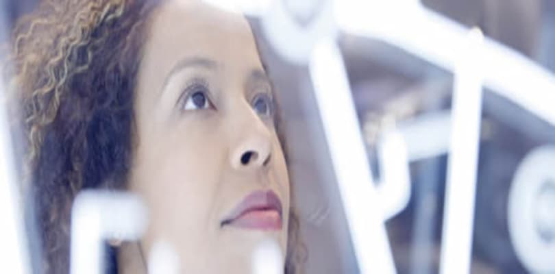 Visuel femme regardant des neons - Bouygues Telecom