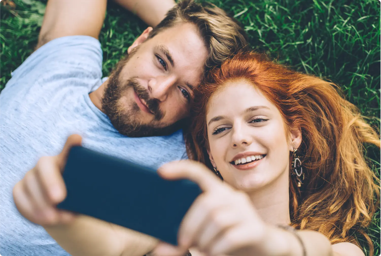 Couple prenant un selfie avec leur téléphone portable