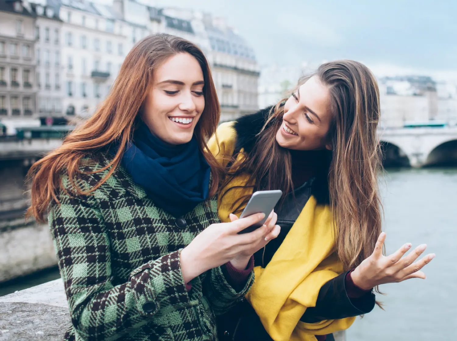 Deux amies profitant de la 5G sur leur téléphone, elles sourient