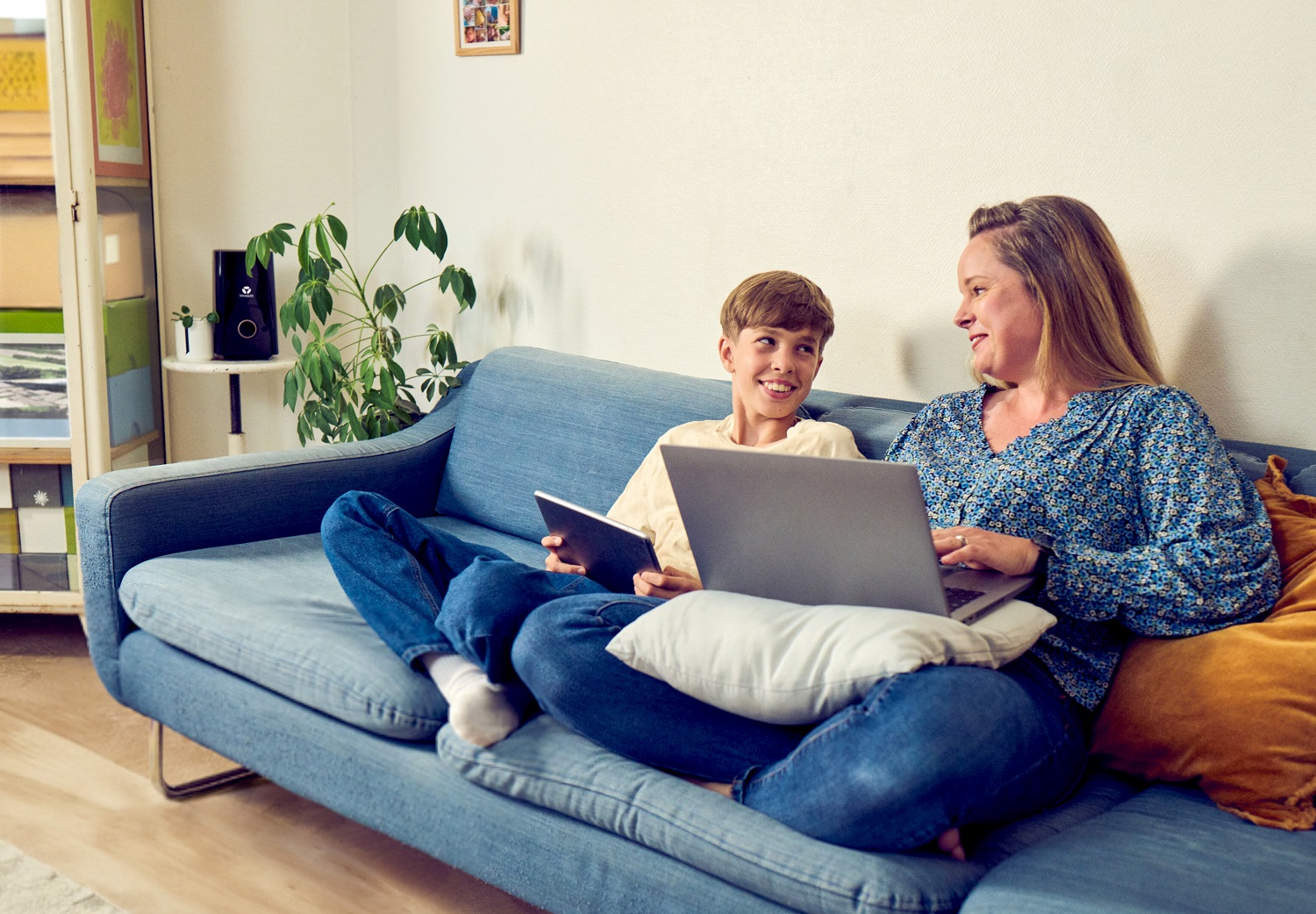 Famille qui profite du WiFi dans leur salon