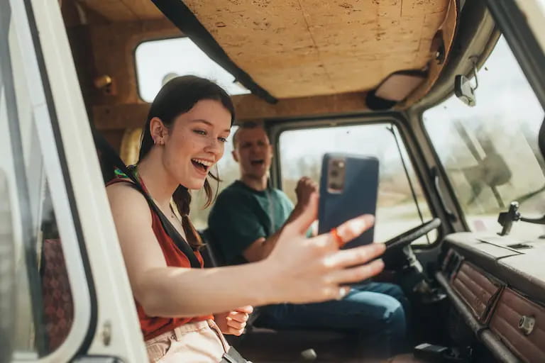 Deux amis se prennent en photo avec leur smartphone