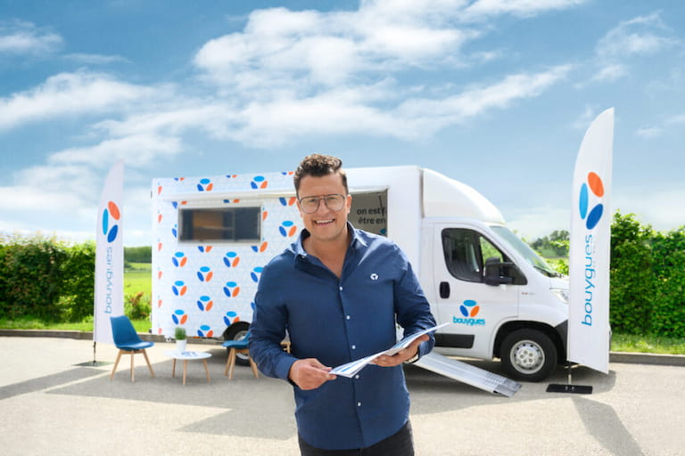 Conseiller Bouygues Telecom devant son camion BTruck