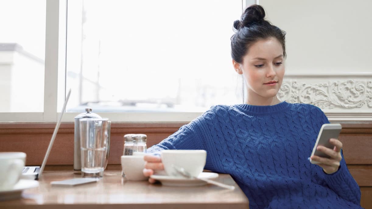 femme smartphone cafe table