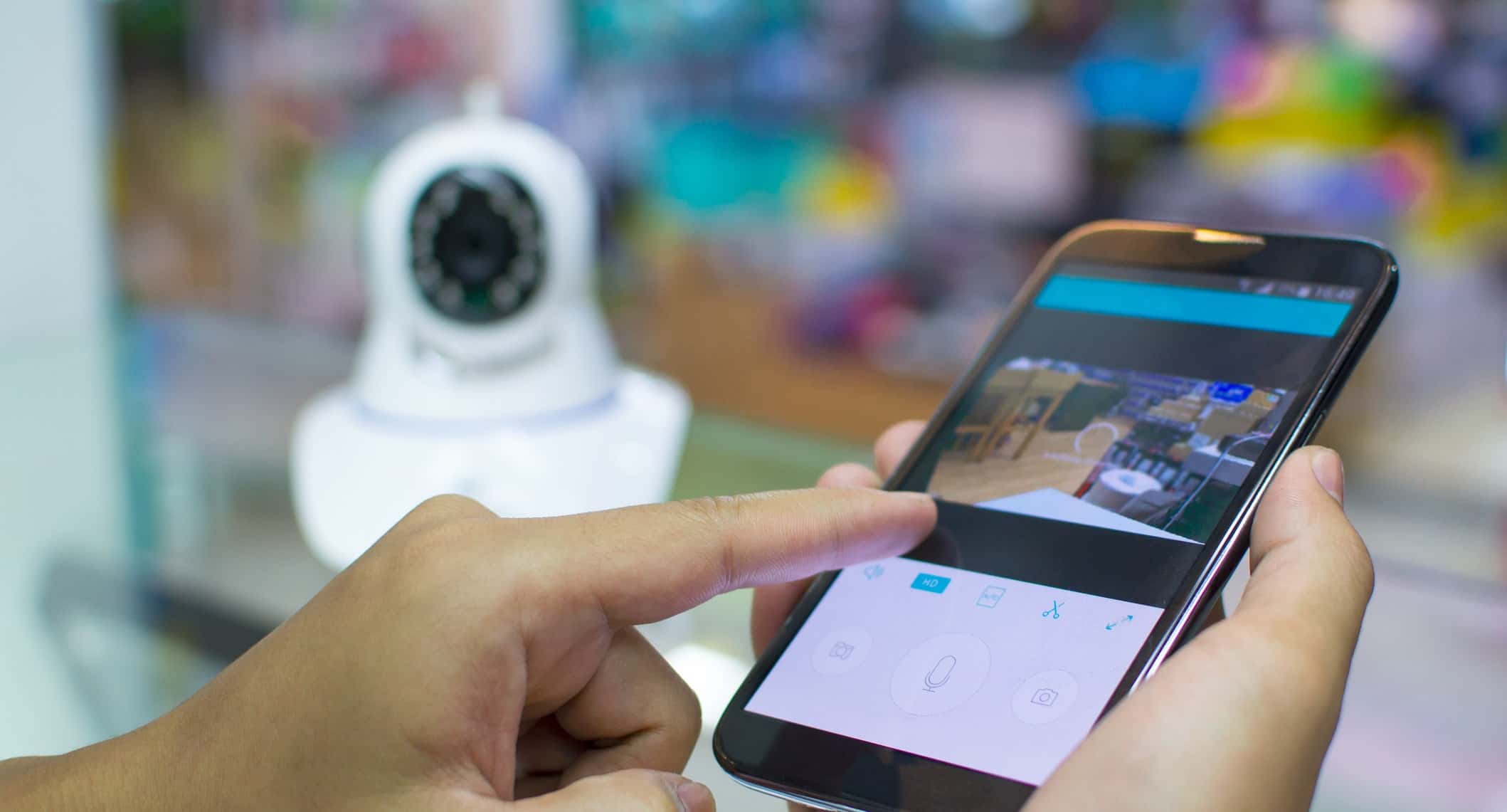 image de mains tenant smartphone camera