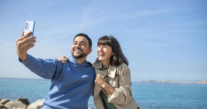 selfie de couple en bord de plage
