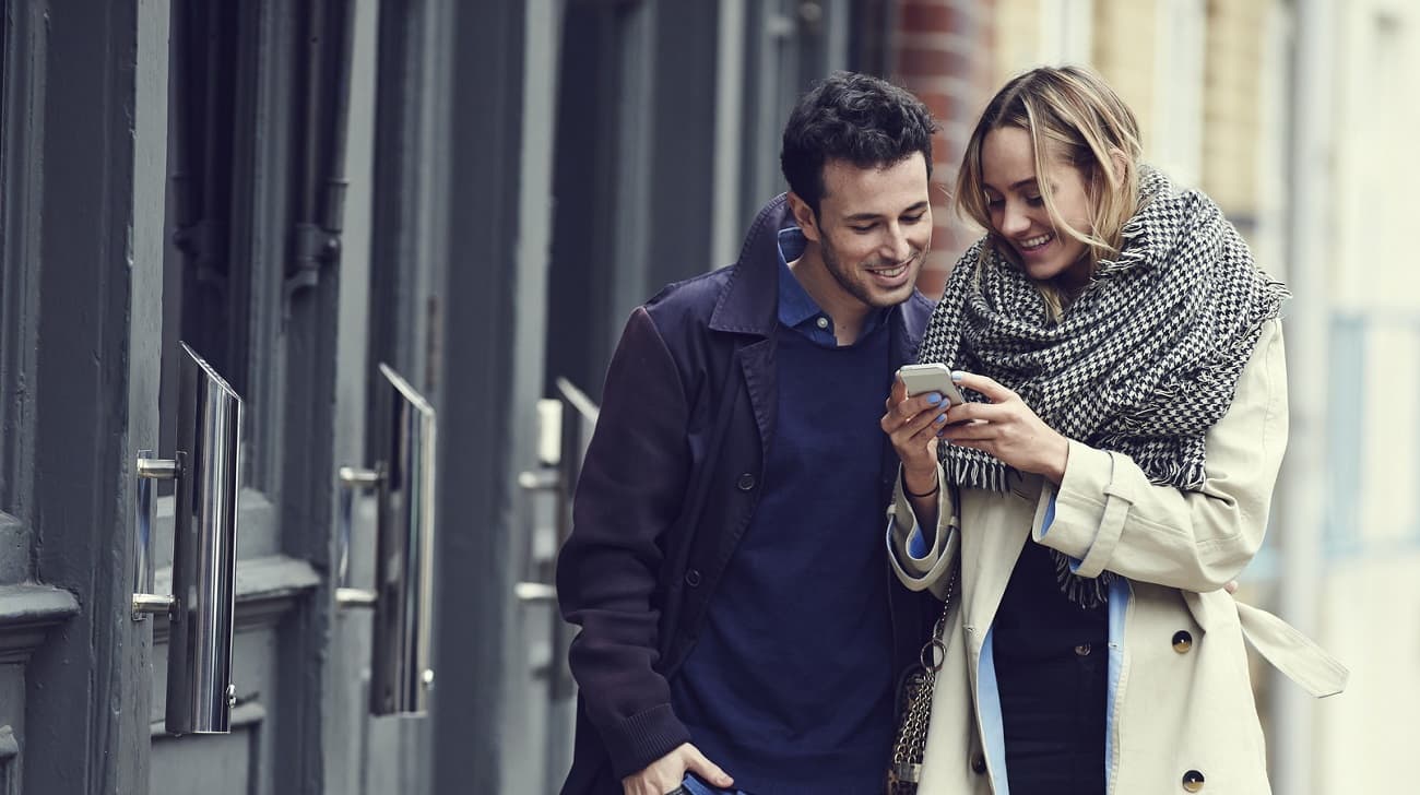 jeune couple smartphone mains