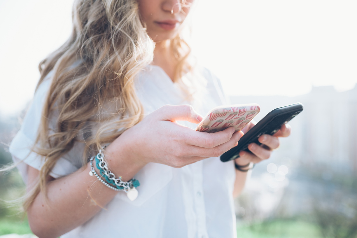 Image de femme utilisant son smartphone
