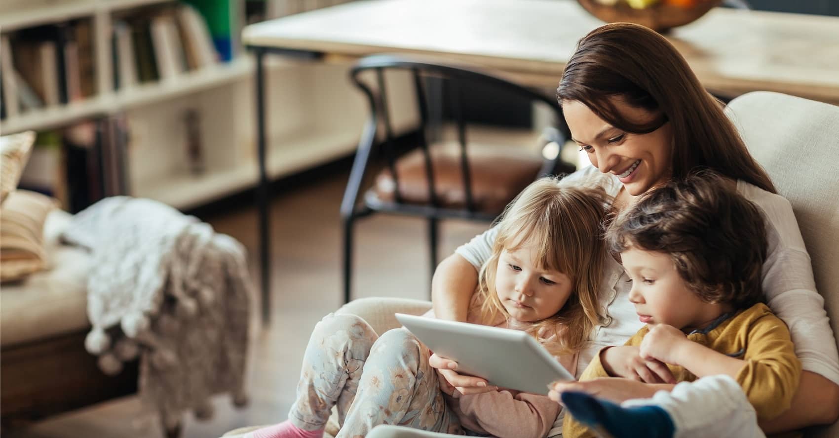 mere enfant regardant tablette salon