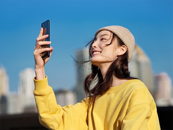 visuel d'une femme prenant une video avec oppo reno4z 5g