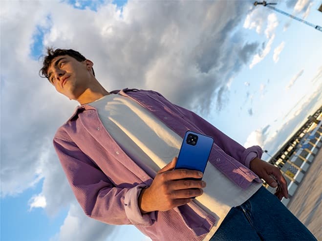 visuel d'un homme avec oppo reno4 5g