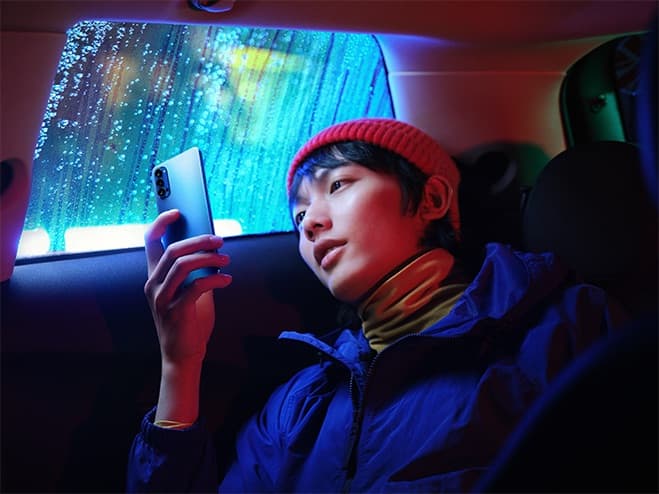 visuel d'un utilisateur oppo reno4z 5g en voiture