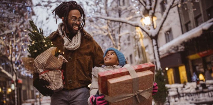 adulte enfant cadeau noel sapin rue neige