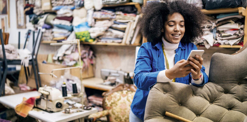 couturiere sur smartphone en pause au travail