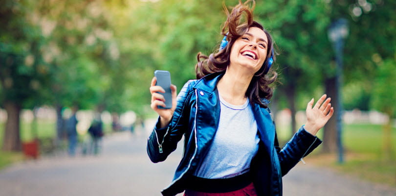 femme ecoute musique casque sourire