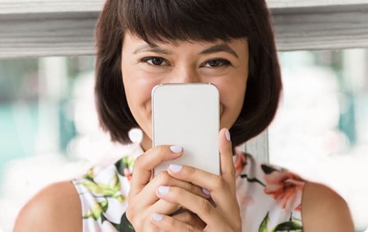 Femme souriante avec smartphone